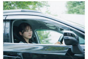 安いペーパードライバー講習を検討して不安そうに運転席に座る女性