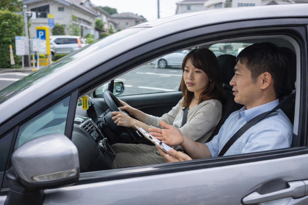 カーシェアの車でインストラクター同乗のペーパードライバー講習を受ける様子