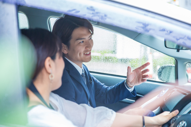 出張ペーパードライバー講習でインストラクターが助手席から運転指導している様子